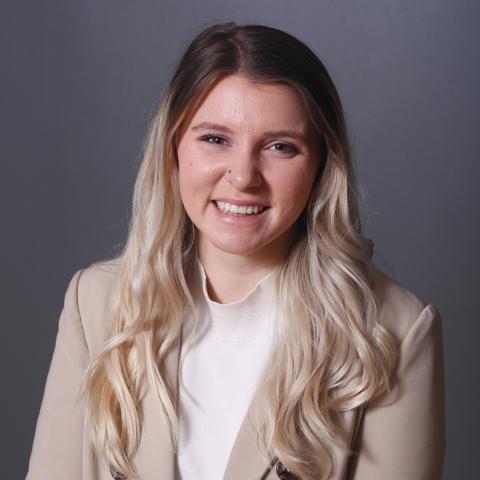 Anna McCurdy Headshot