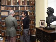 The director showing a visitor around the Lima Library